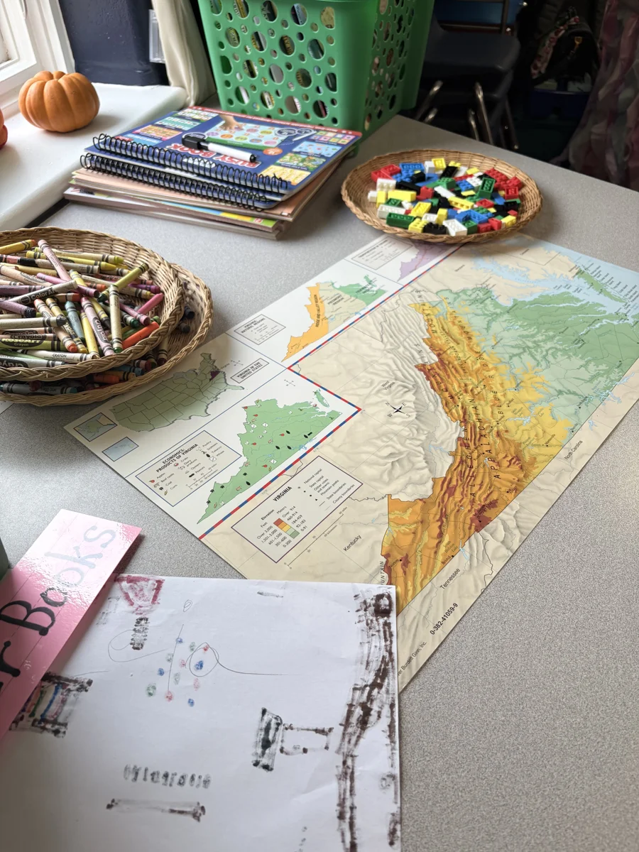 Maps, books, and learning materials in a Laurel classroom